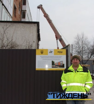Відродження з попелу: у Тростянці відновлюють житловий будинок для 60 родин