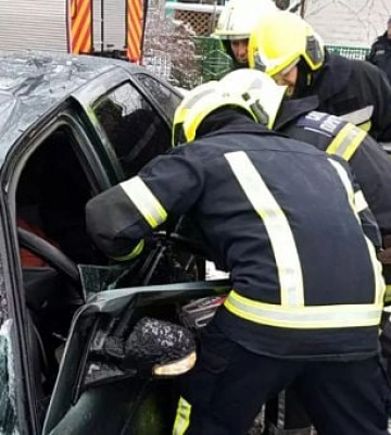 На Дніпропетровщині автівка врізалася в дерево: загинув чоловік