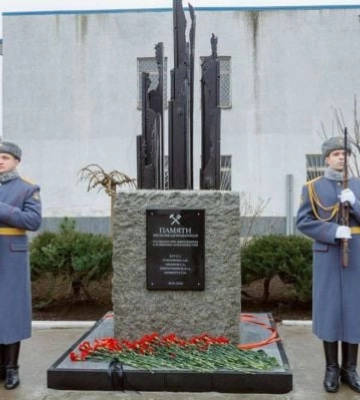 Оккупанты в Мелитополе построили памятник из рельс и щебня 