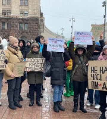 У Києві знову відбувся мітинг біля КМДА з вимогою виділити більше грошей на ЗСУ