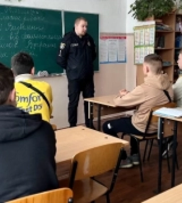 У Первомайську на Миколаївщині поліціянти навчали школярів правилам безпеці в інтернеті