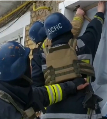 У Дружбі рятувальники проводять аварійно-відновлювальні роботи на місці ворожого удару