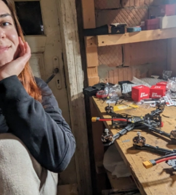 «Дідусь теж захотів долучитися до виготовлення FPV». Як дівчина з Чернівців складає дрони в майстерні, де раніше робила прикраси