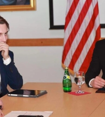 У США Сійярто подарували уламок російського танка, знищеного у боях за Київ