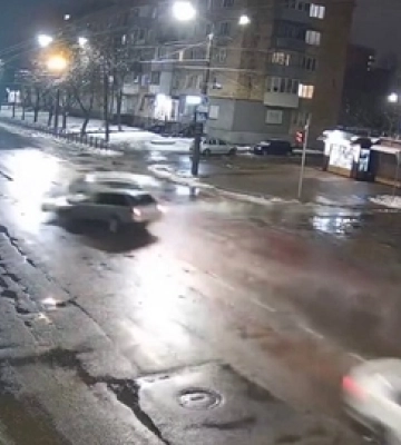 У Луцьку на Відродження Volkswagen не пропустив Audi – останню зупинило дерево (відео з камер)