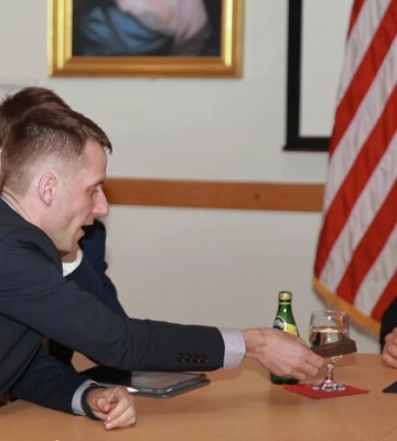 У США Сійярто подарували уламок російського танка, знищеного у боях за Київ