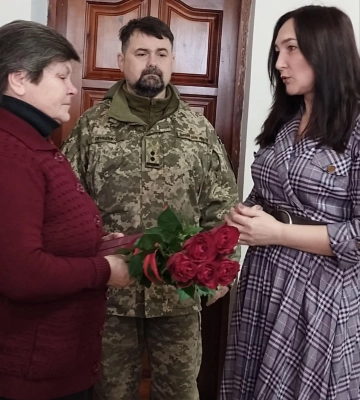 Матір загиблого бійця з Волині подарувала ліцею, де він навчався, тренажерний зал
