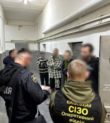 Налагодили схему постачання наркотиків до Київського СІЗО: викрито злочинну групу (ФОТО)