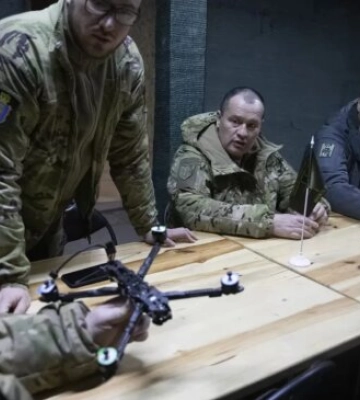 &quot;Українська команда&quot; разом з Володимиром Кличком доставили на передову партію дронів та броньовик, - Палатний