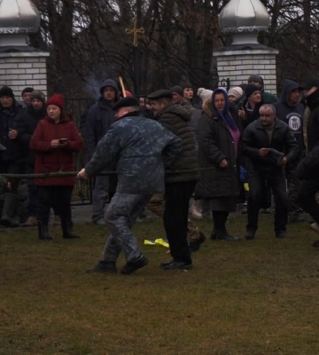 У Чернівецькій області прихильники московського патріархату поглумилися над прапором України. Відео