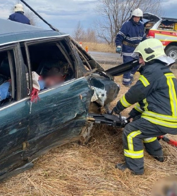 Рятувальники деблокували загиблу. Наслідки ДТП на Надвірнянщині