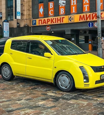 Недорогой раритет: в Киеве заметили малоизвестную &quot;экспериментальную&quot; Toyota 2000-х 