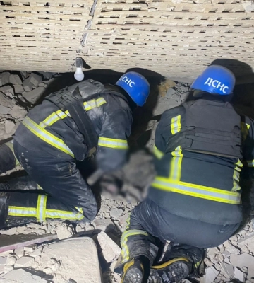 На Харківщині після ударів авіабомбами рятувальники дістали з-під завалів тіло жінки