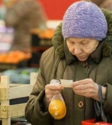 Есть место доброте - в Мелитополе кассир супермаркета оплатила пенсионерке покупки