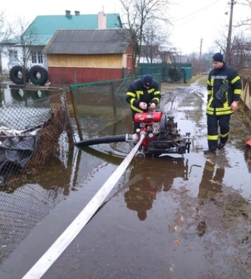 Море води: волинські рятувальники відкачують воду з присадибних ділянок