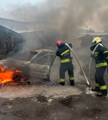 У Дніпрі за невідомих обставин вщент згорів легковик