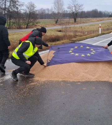 На волинському пункті пропуску поляки висипають зерно з українських фур