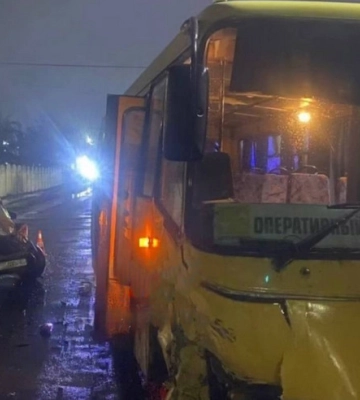 На Дніпропетровщині п’яний водій ВАЗ протаранив маршрутку і втік з місця ДТП