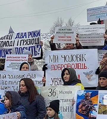 В Кривом Роге прошло мирное шествие в поддержку сроков демобилизации