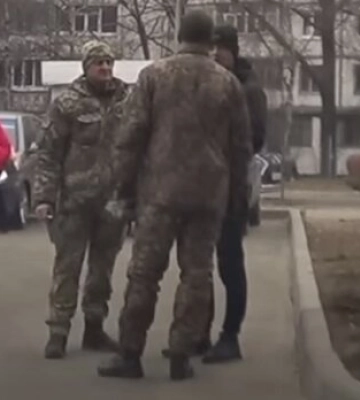На волинському пункті пропуску поляки висипають зерно з українських фур