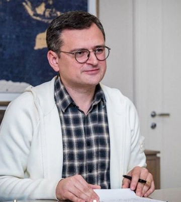 Міністр Кулеба показав рани після нападу чужого собаки 