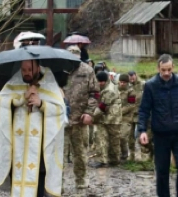 У Рахові провели в останню дорогу полеглого Романа Варцабу