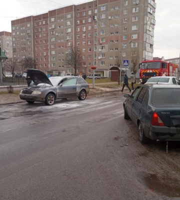 У Вараші водій загасив пожежу у своєму автомобілі (ФОТО)