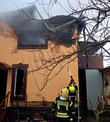 У Сумському районі горіла лазня в приватному двоповерховому будинку (відео)
