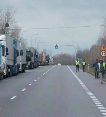 На волинському пункті пропуску поляки висипають зерно з українських фур
