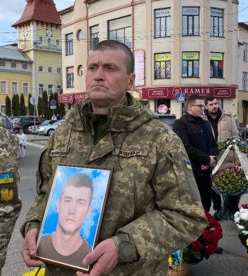 У Надвірній провели в останню путь героя-захисника