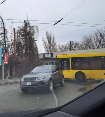 У Дніпрі Range Rover заблокував рух міського транспорту