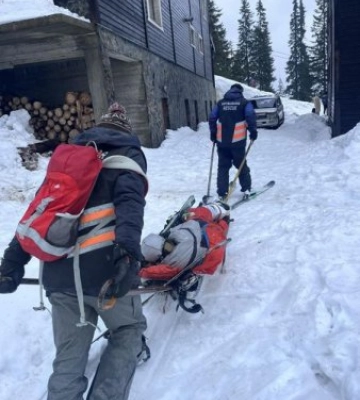 Гірські рятувальники транспортували до травмпункту лижника
