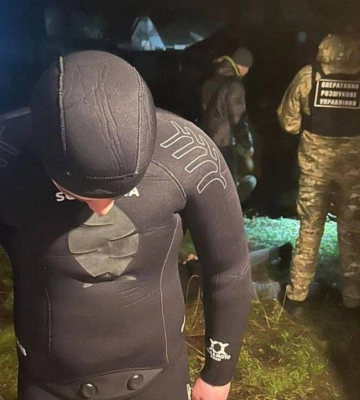 На Закарпатті чоловікам видавали гідрокостюм для втечі в Угорщину: організатора схеми затримали