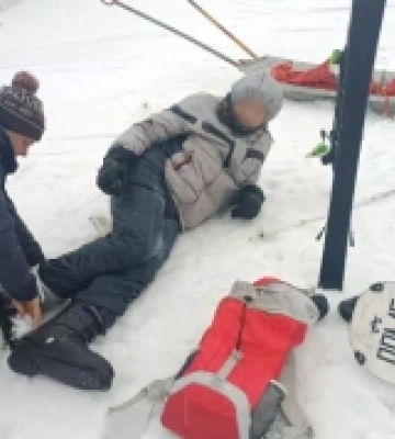 Рахівські рятувальники транспортували до травмпункту лижника
