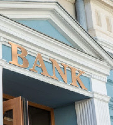 Банк полтавських засновників виставив на продаж землю та будинок у Київській області