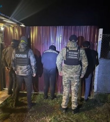 Готував військовозобов’язаного переплисти Тису у гідрокостюмі: на Закарпатті викрито чергового переправника