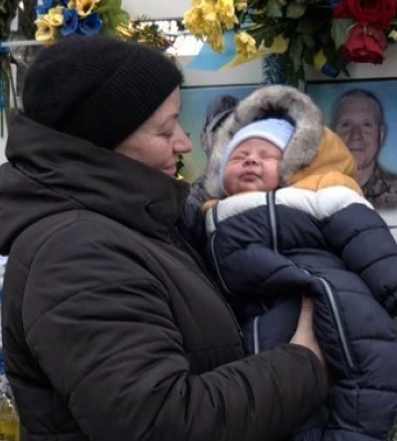 «Вагітність дала сил пережити смерть чоловіка»: історія вдови загиблого бійця з Волині, яка сама виховує чотирьох дітей