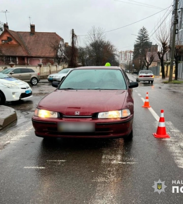 Потерпіла у лікарні: у Чернівцях на переході водій збив жінку