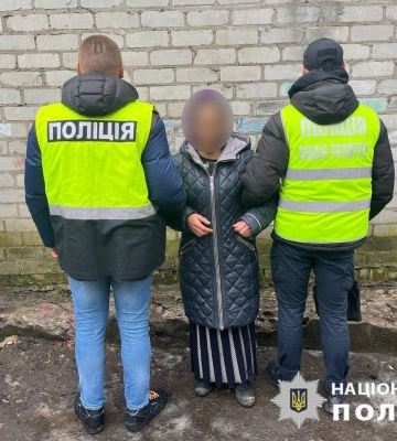 Ходила з дитиною по квартирах: харків’янка вкрала у жінки золоті сережки