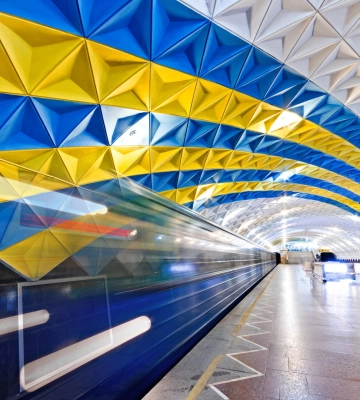 На станції метро «Спортивна» тривають роботи з усунення наслідків обстрілів (відео)