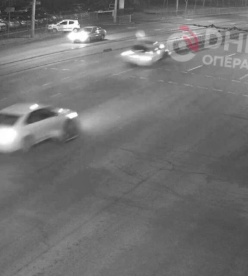 У Дніпрі авто перекинулося на дах внаслідок ДТП: відео моменту