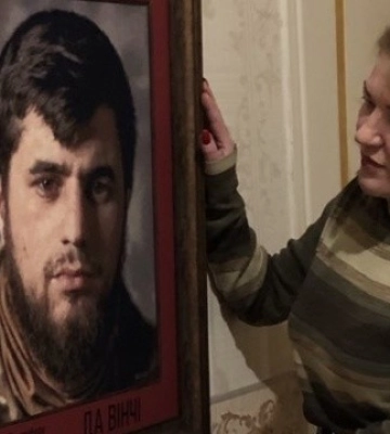 Житомирська майстриня вишила портрети загиблих воїнів Дмитра Коцюбайла й Андрія Огородника