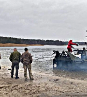 На Київщині поліцейські знайшли тіло хлопчика, який провалився під лід