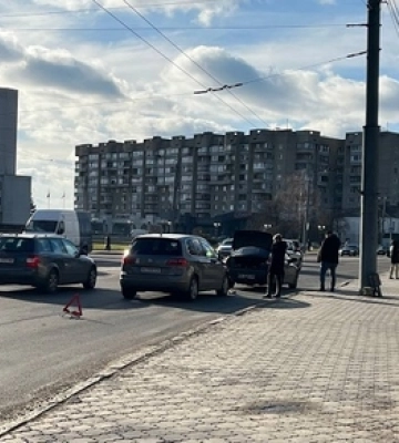Побиті дві автівки: у селищі на Волині трапилася аварія (ФОТО)