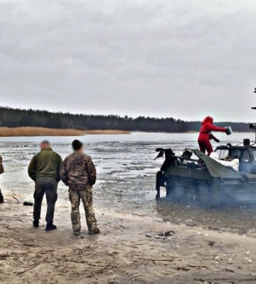 На Київщині поліцейські знайшли тіло хлопчика, який провалився під лід