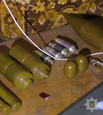Зберігали збройні арсенали: у Дніпрі викрили двох чоловіків