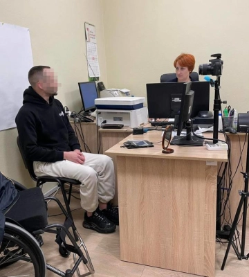 Шлях до одужання за кордоном з підтримкою міграційників: на Рівненщині воїн оформив паспорт