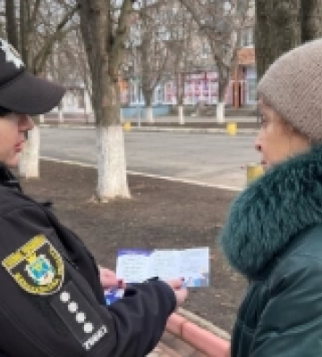 На Миколаївщині поліціянти навчали мешканців як захиститись від домашньої агресії та насилля