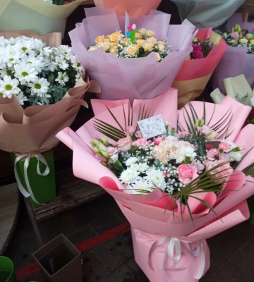 Скільки у Луцьку коштує порадувати квітами кохану на День закоханих: ціни