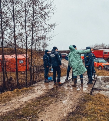 На Буковині тривають пошуки дитини, яка впала з містка в річку